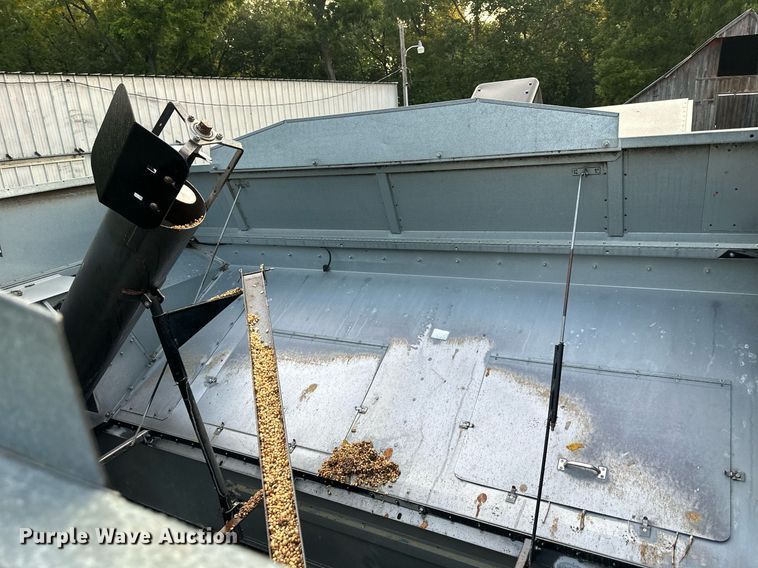 image for item DS2063 1996 Gleaner R62  combine