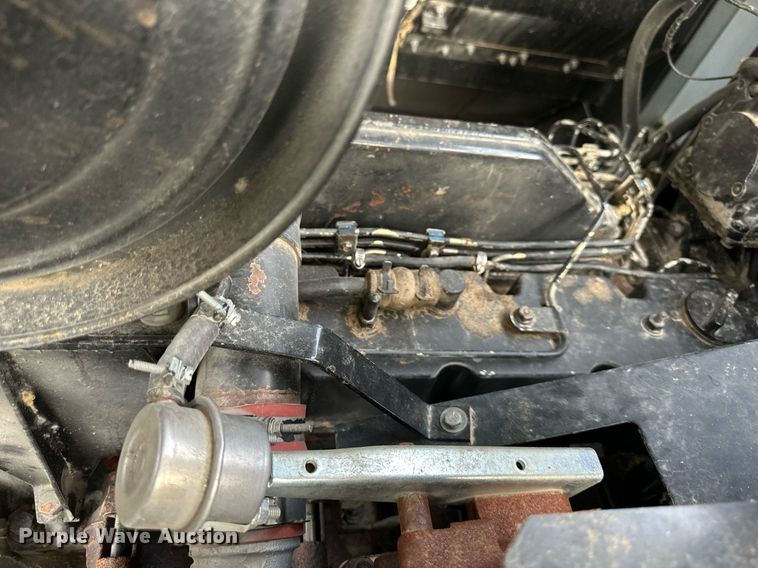 image for item DS2063 1996 Gleaner R62  combine