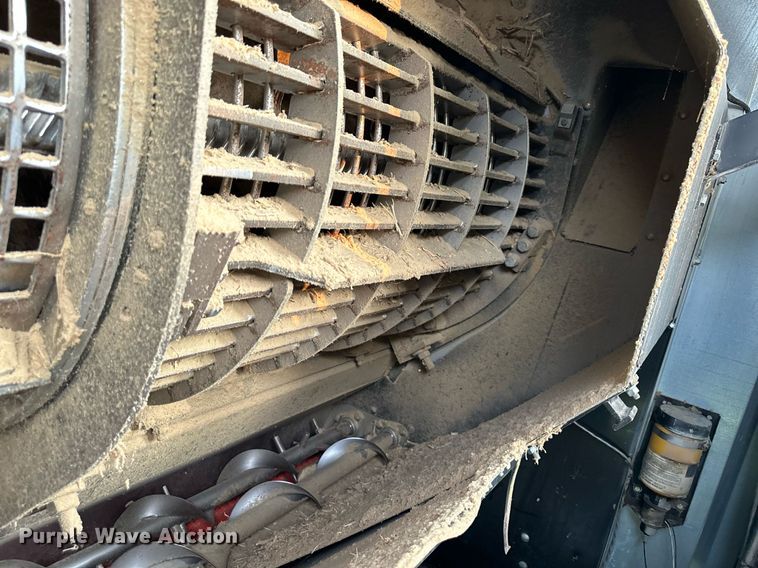 image for item DS2063 1996 Gleaner R62  combine