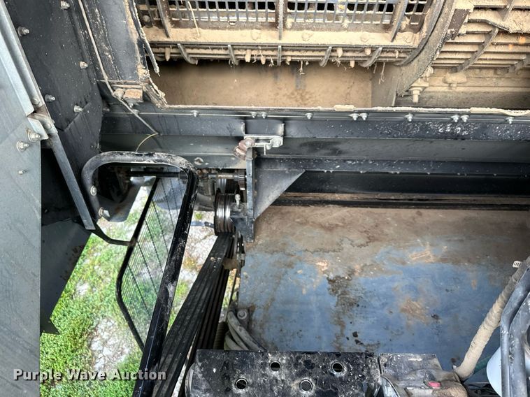 image for item DS2063 1996 Gleaner R62  combine