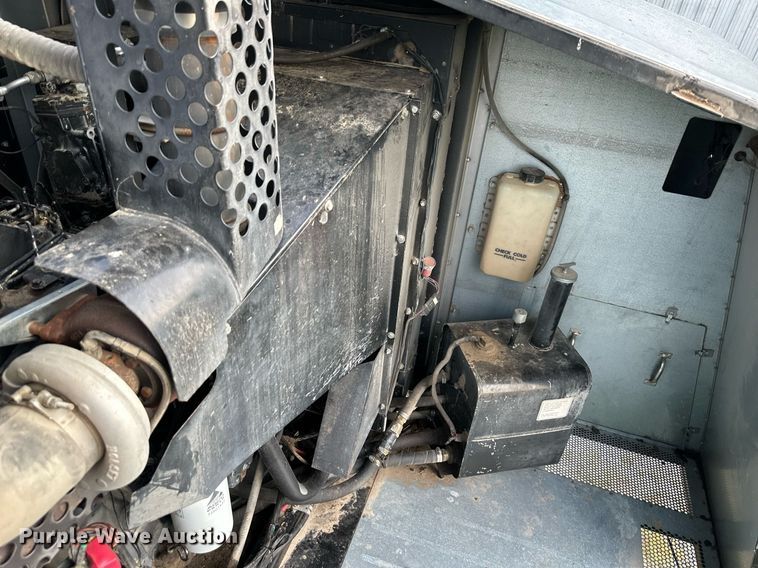 image for item DS2063 1996 Gleaner R62  combine