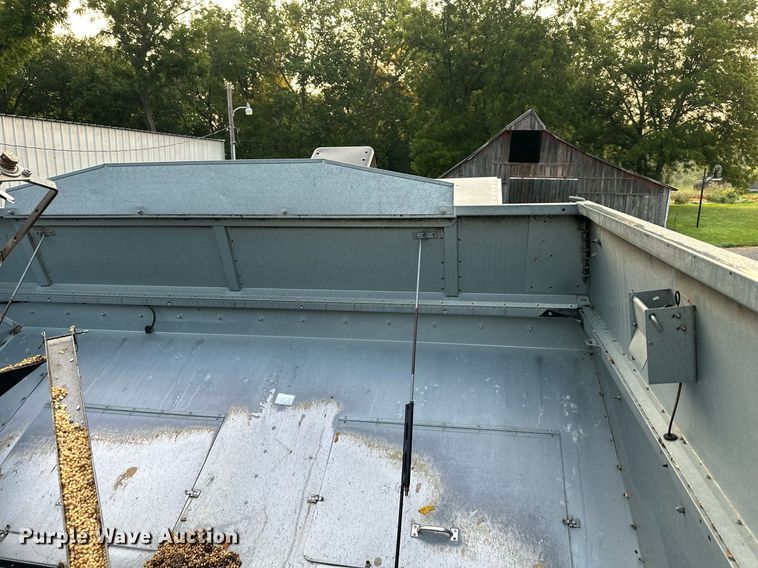 image for item DS2063 1996 Gleaner R62  combine