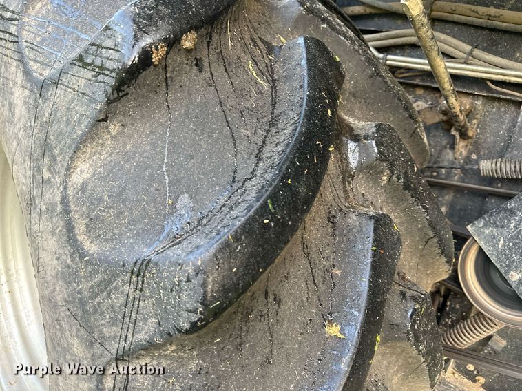 image for item DS2063 1996 Gleaner R62  combine