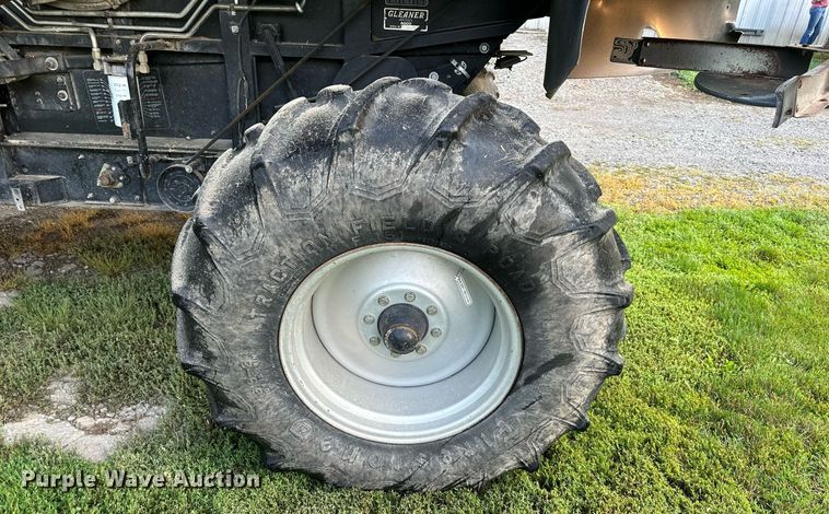 image for item DS2063 1996 Gleaner R62  combine