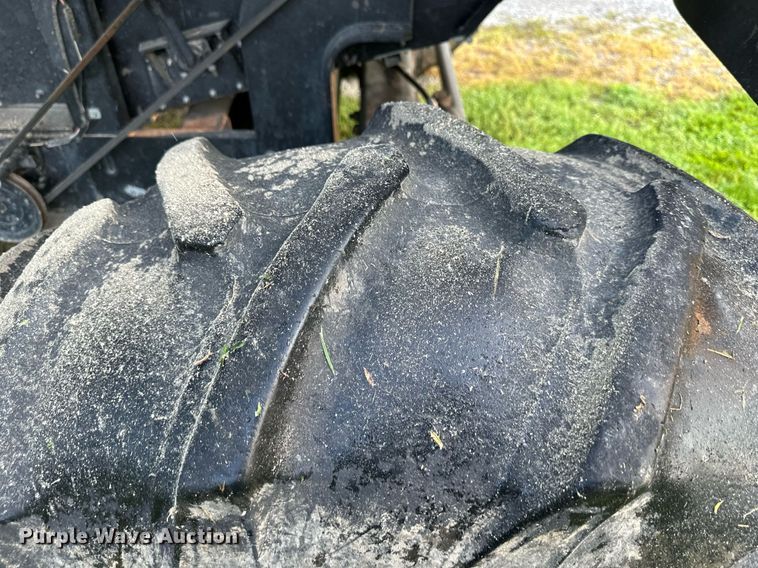 image for item DS2063 1996 Gleaner R62  combine