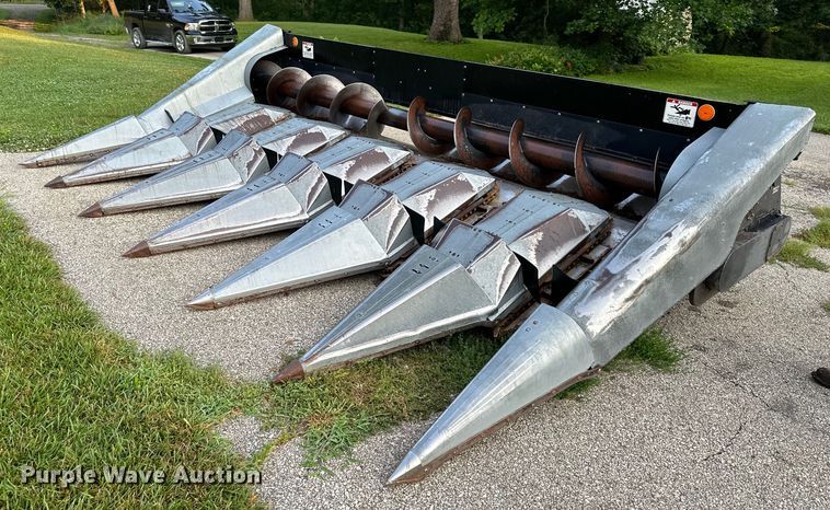 image for item DS2065 Gleaner 630  corn head