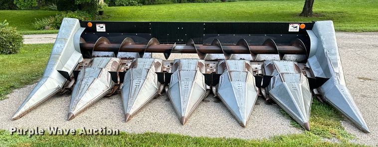 image for item DS2065 Gleaner 630  corn head