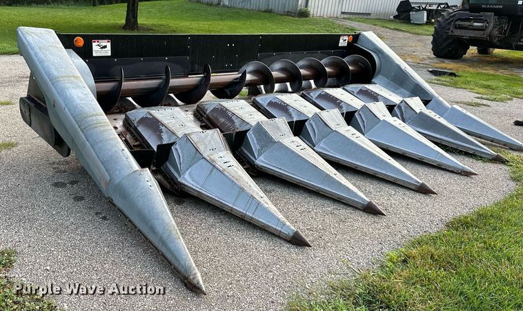 image for item DS2065 Gleaner 630  corn head