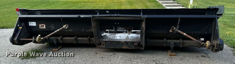 image for item DS2065 Gleaner 630  corn head