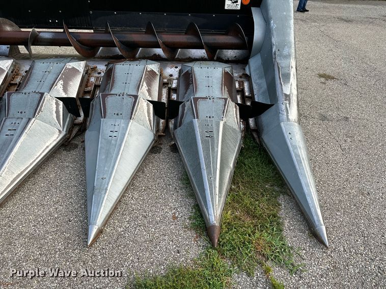 image for item DS2065 Gleaner 630  corn head