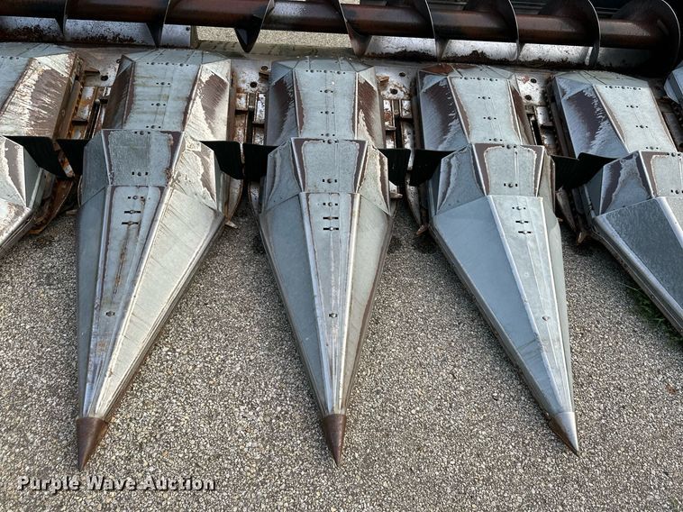 image for item DS2065 Gleaner 630  corn head