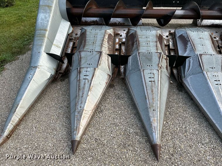 image for item DS2065 Gleaner 630  corn head
