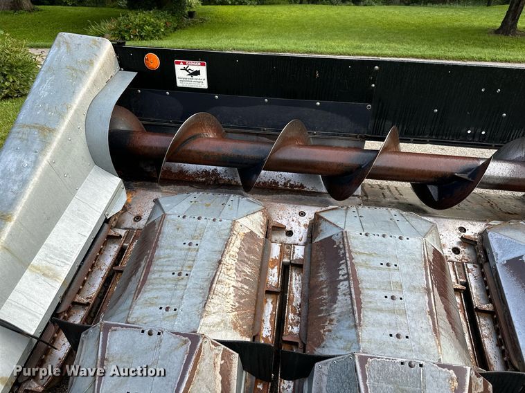 image for item DS2065 Gleaner 630  corn head