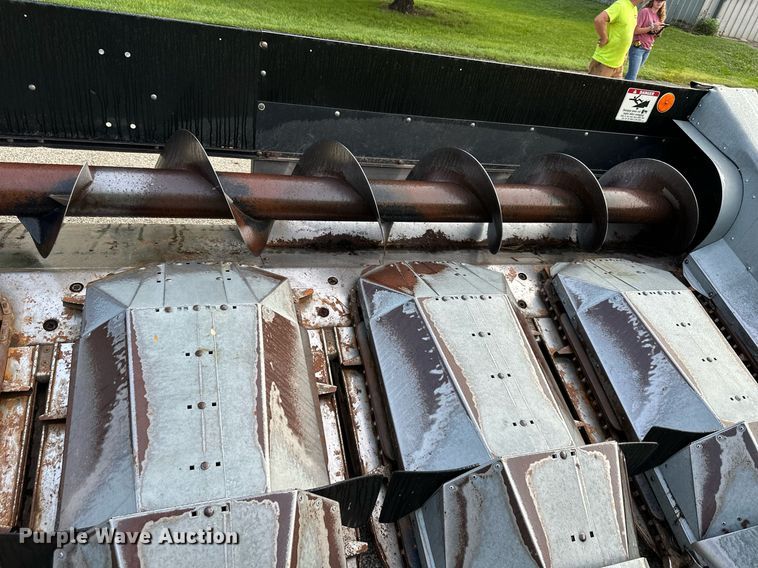 image for item DS2065 Gleaner 630  corn head