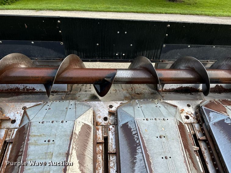 image for item DS2065 Gleaner 630  corn head