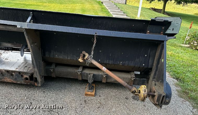 image for item DS2065 Gleaner 630  corn head