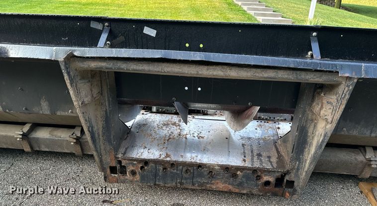 image for item DS2065 Gleaner 630  corn head