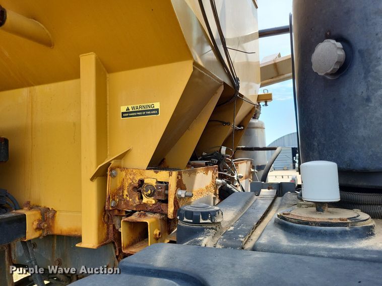 image for item LS9602 2015 Challenger RoGator RG1300B  applicator