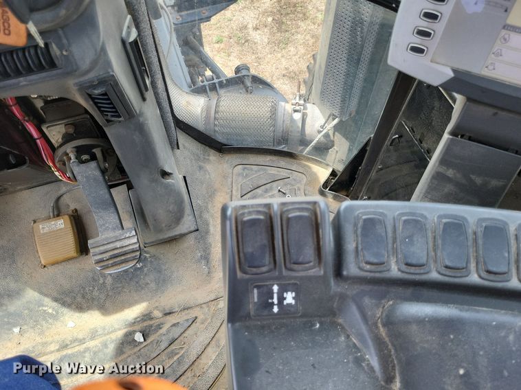 image for item LS9602 2015 Challenger RoGator RG1300B  applicator