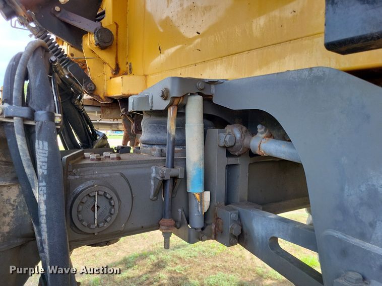 image for item LS9602 2015 Challenger RoGator RG1300B  applicator