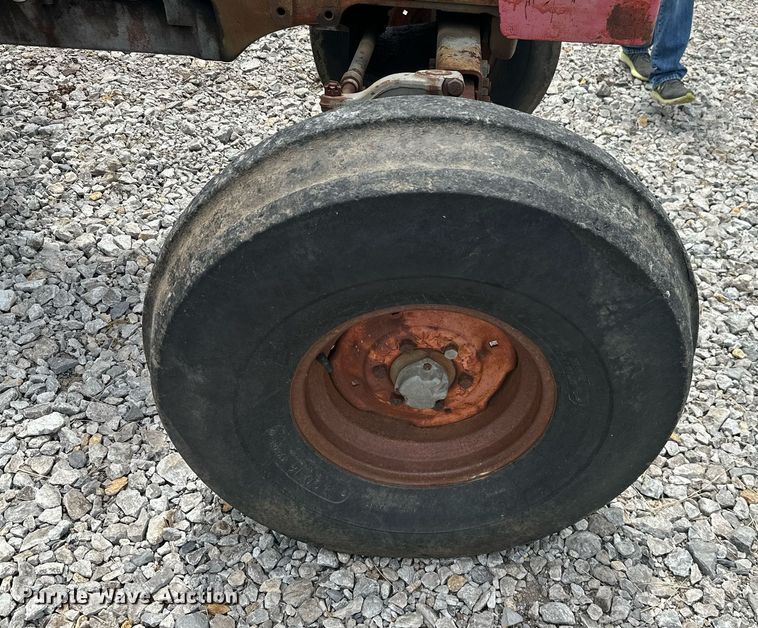 image for item MB9780 1970 Massey Ferguson 1100  tractor