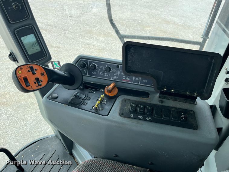 image for item MG9373 2008 Gleaner R65  combine