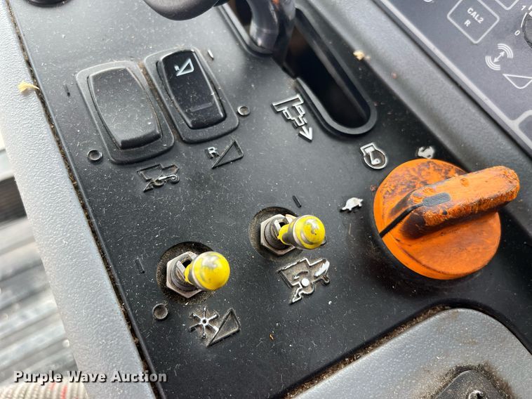 image for item MG9373 2008 Gleaner R65  combine