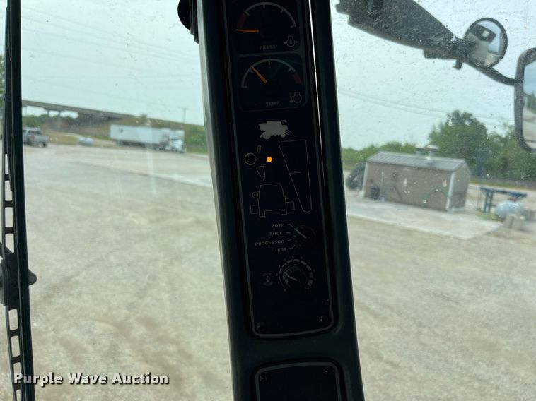 image for item MG9373 2008 Gleaner R65  combine