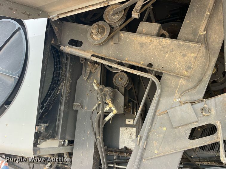 image for item MG9373 2008 Gleaner R65  combine