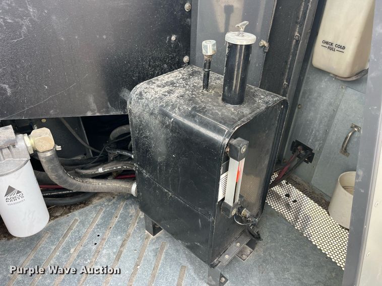 image for item MG9373 2008 Gleaner R65  combine