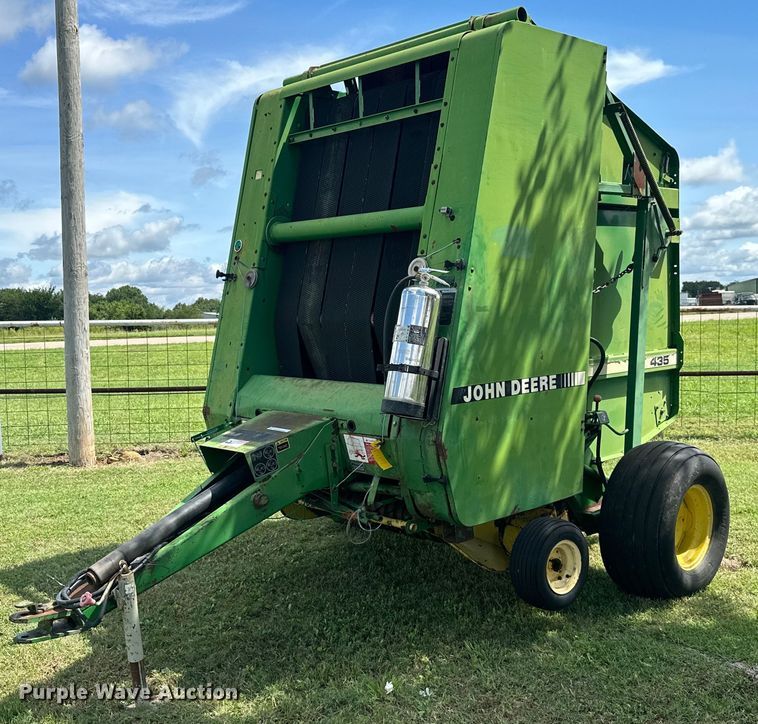 image for item ML9064 1991 John Deere 435  round baler