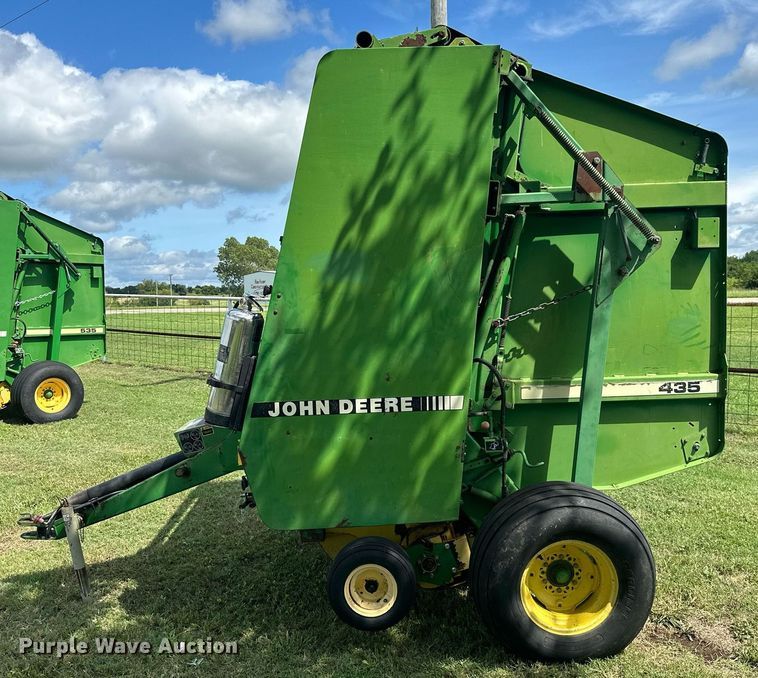 image for item ML9064 1991 John Deere 435  round baler