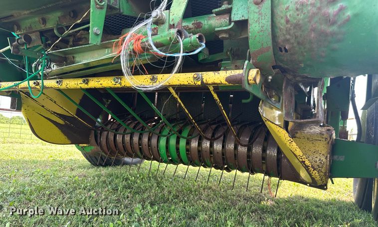 image for item ML9064 1991 John Deere 435  round baler