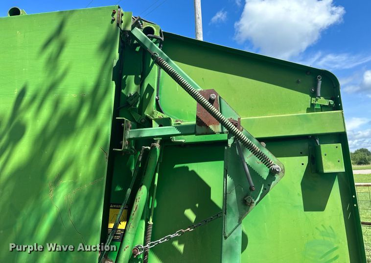 image for item ML9064 1991 John Deere 435  round baler