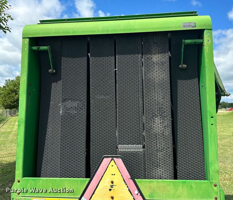 image for item ML9064 1991 John Deere 435  round baler