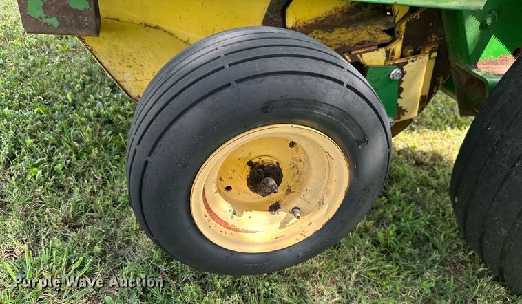image for item ML9064 1991 John Deere 435  round baler