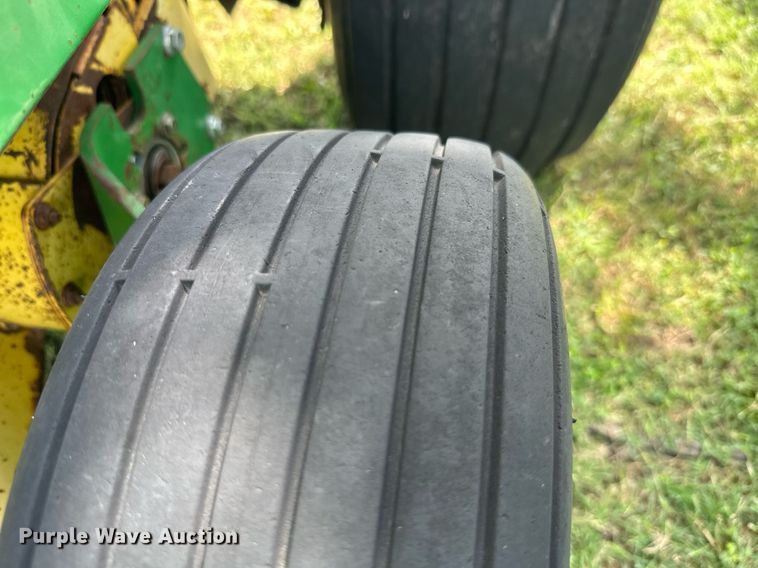 image for item ML9064 1991 John Deere 435  round baler