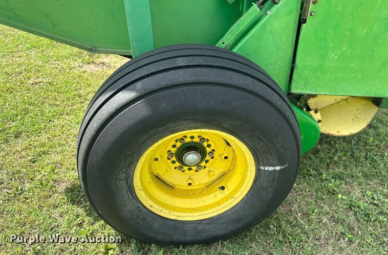 image for item ML9064 1991 John Deere 435  round baler