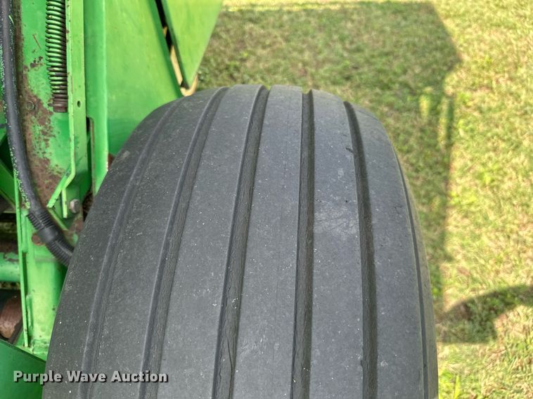 image for item ML9064 1991 John Deere 435  round baler