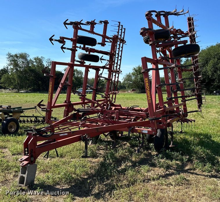 image for item NP9899 Sunflower 5331-32  field cultivator