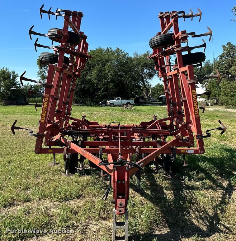 image for item NP9899 Sunflower 5331-32  field cultivator