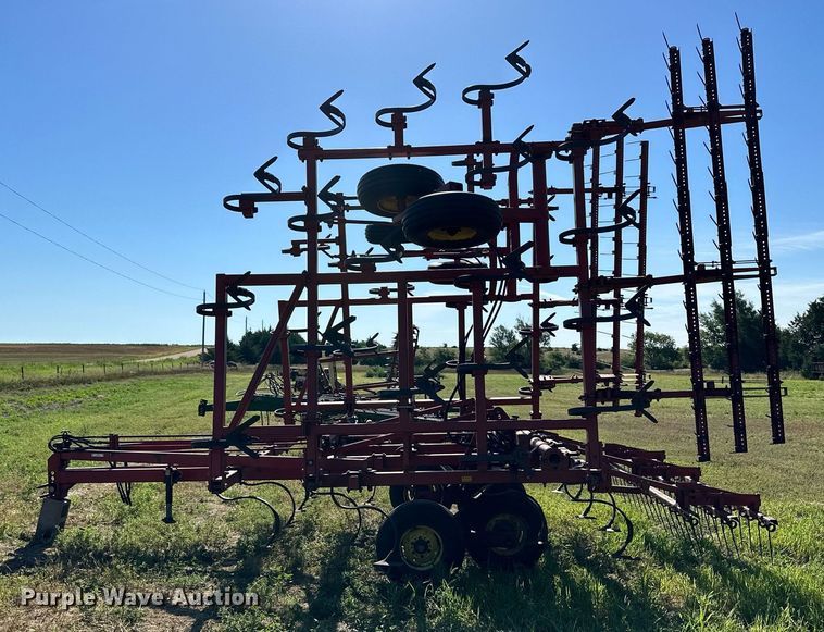 image for item NP9899 Sunflower 5331-32  field cultivator