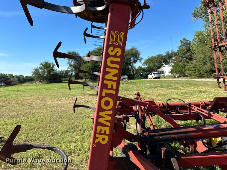 image for item NP9899 Sunflower 5331-32  field cultivator