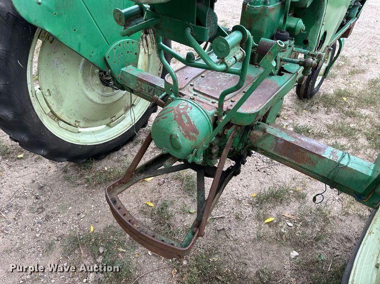 image for item NP9917 1959 Oliver 660  tractor