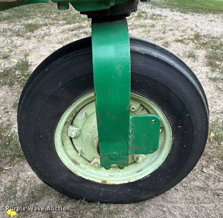 image for item NP9917 1959 Oliver 660  tractor