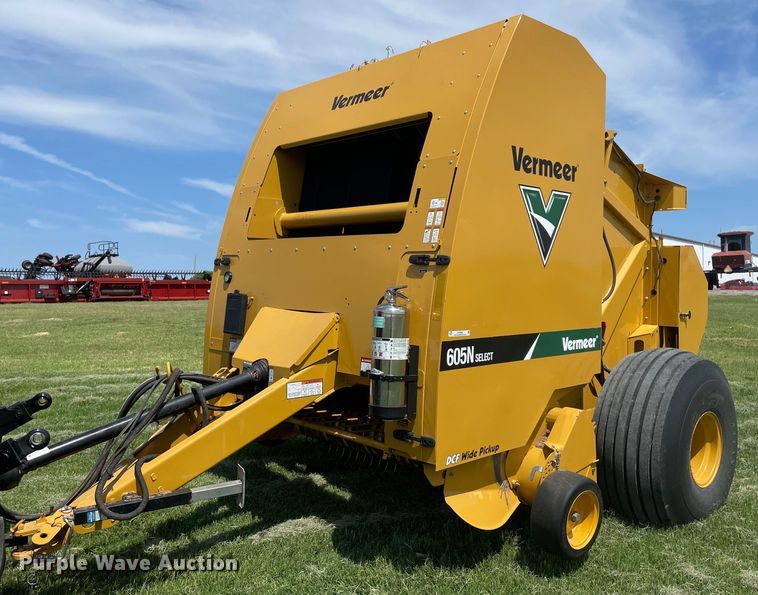 image for item NT9395 2020 Vermeer 605N  round baler