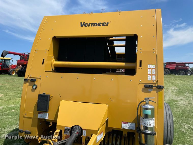 image for item NT9395 2020 Vermeer 605N  round baler