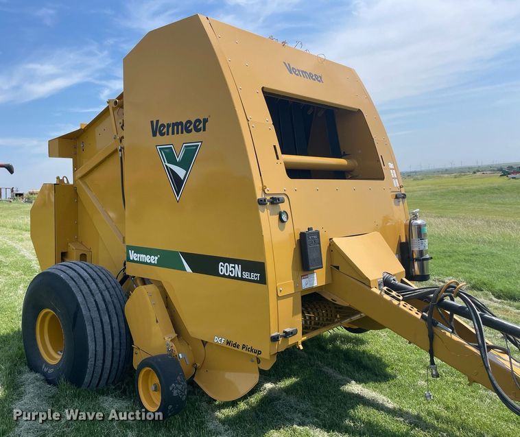 image for item NT9395 2020 Vermeer 605N  round baler