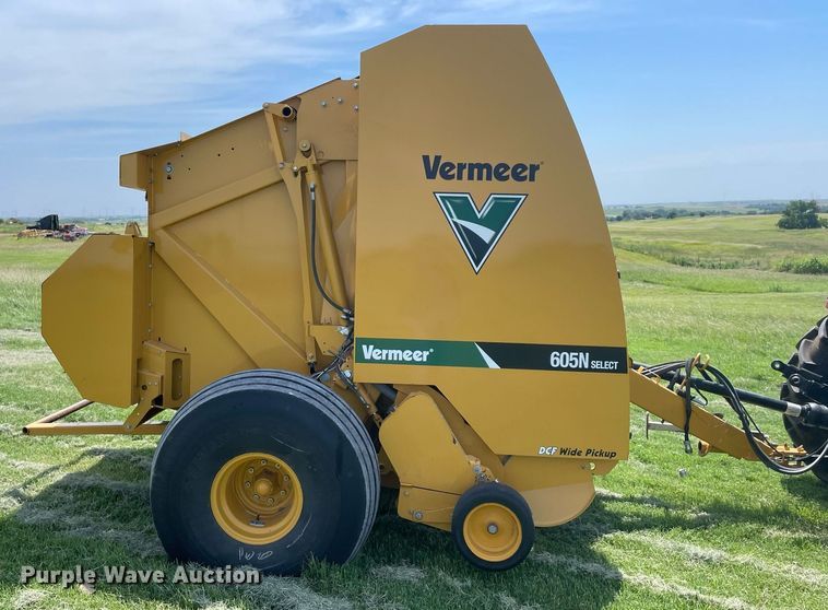 image for item NT9395 2020 Vermeer 605N  round baler