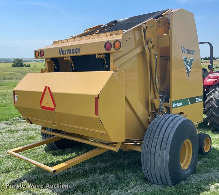 image for item NT9395 2020 Vermeer 605N  round baler